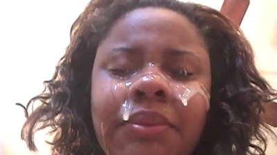 Nena brasileira negra recibe un corrida na cara despois de sexo anal cunha gran polla